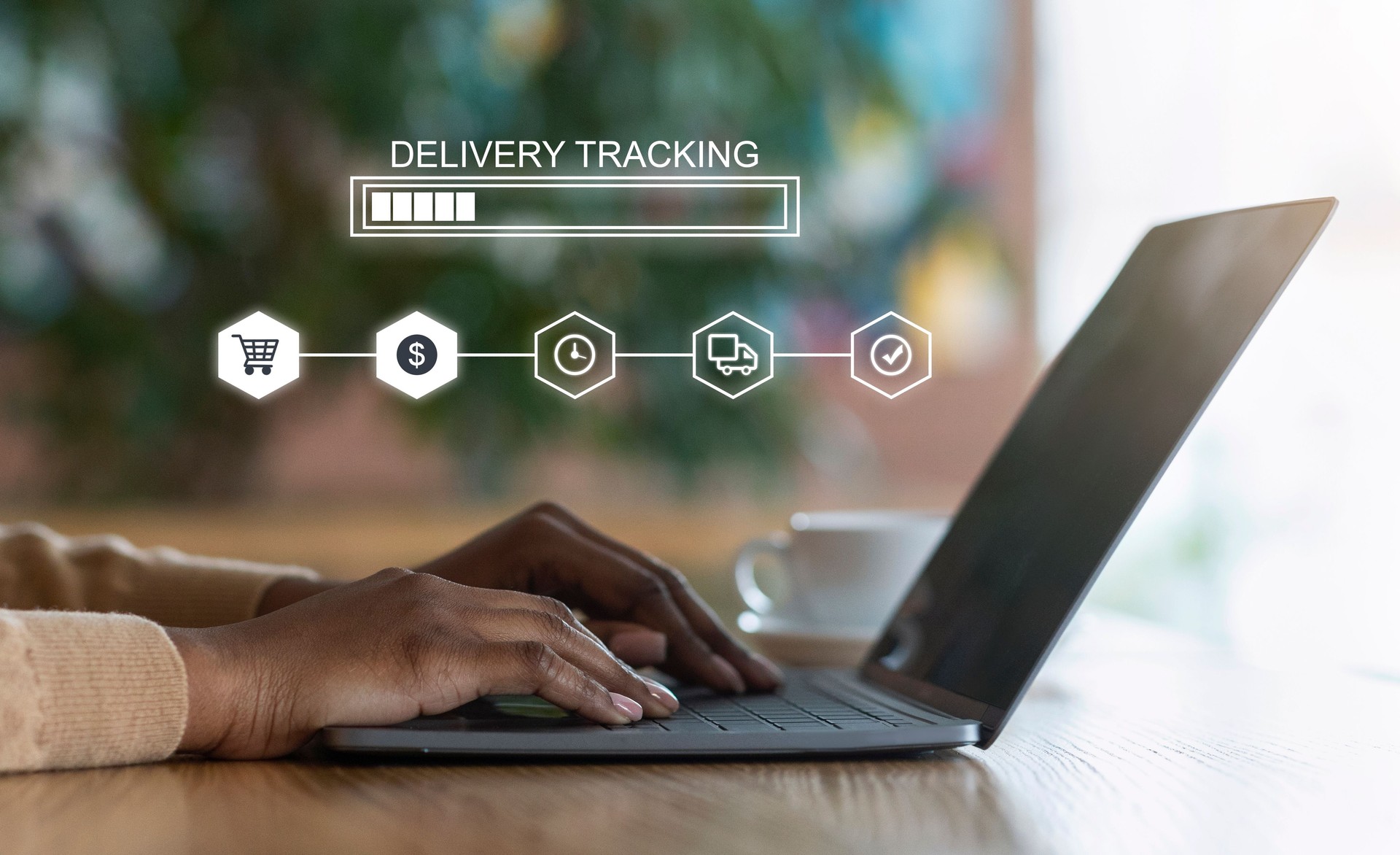 Rastreamento de entrega. Mulher negra verificando informações de envio de seu pedido no laptop