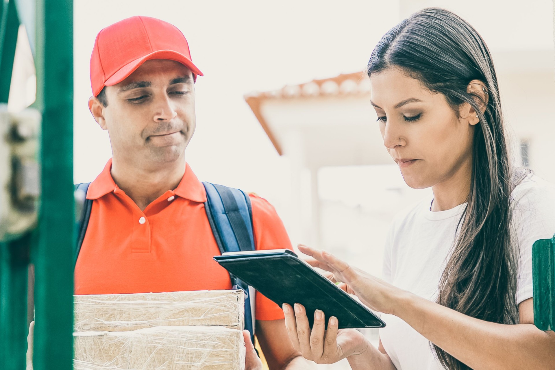 Mulher séria lendo informações sobre ordem no tablet